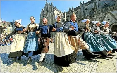 Quelle est cette danse bretonne en cha&icirc;ne, avec trois pas sur un cot&eacute; et le quatri&egrave;me en arri&egrave;re ?