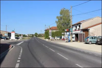 Nous sommes maintenant sur la Voie Sacr&eacute;e et nous traversons &Eacute;rize-la-Petite. Petit village de 45 habitants, dans l'arrondissement de Bar-le-Duc, il se situe dans le d&eacute;partement ...