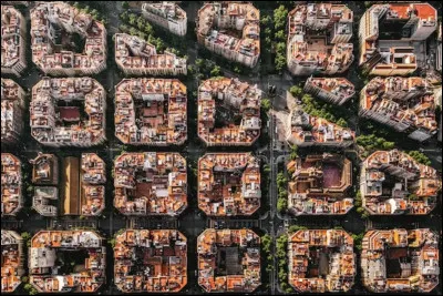 Dans la com&eacute;die romantique "Vicky Cristina Barcelona", quel acteur espagnol tente de s&eacute;duire deux touristes am&eacute;ricaines ?