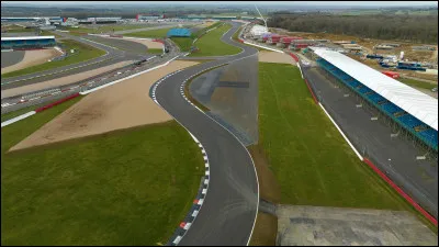 Lors du premier Grand Prix de F1 &agrave; Silverstone, en 1950, Woodcote &eacute;tait le premier virage rencontr&eacute; par les pilotes.