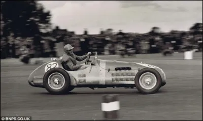 Johnny Claes, qui participa au premier Grand Prix de F1, &eacute;tait &eacute;galement un musicien de jazz reconnu.