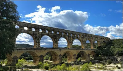 Quel est le nom de ce pont &agrave; 3 niveaux, un aqueduc romain datant du 1er si&egrave;cle qui enjambe le Gardon ?