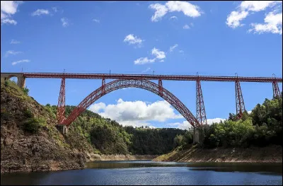 Quel est le nom de ce pont ferroviaire Eiffel en arc d'une longueur de 565 m qui enjambe une rivi&egrave;re du Cantal qui fut le premier viaduc le plus haut du monde ?