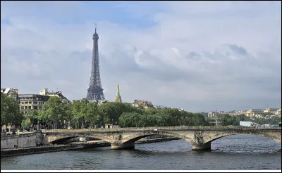 Quel est le nom de ce pont de Paris qui enjambe la Seine et relie le 15e au 16e arrondissement ?