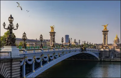 Quel est le nom de ce plus bas pont de Paris qui enjambe la Seine face au mus&eacute;e des arm&eacute;es du m&ecirc;me nom, ancien h&ocirc;pital militaire ?