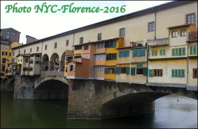 Quel est le nom de ce pont &agrave; 3 arches datant de 1335 qui traverse le fleuve Arno &agrave; Florence ?