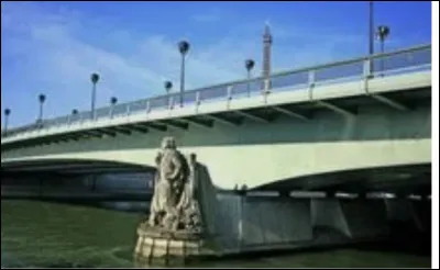 Quel est le nom de ce pont de Paris qui enjambe la seine, c&eacute;l&egrave;bre pour sa statue de pierre repr&eacute;sentant un zouave ?