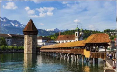 Quel est le nom de ce pont en bois m&eacute;di&eacute;val couvert, domin&eacute; par un clocher, attraction touristique de la ville de Lucerne en Suisse