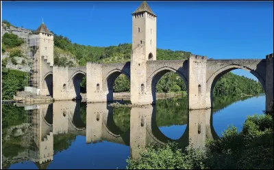 Quel est le nom de ce pont fortifi&eacute; qui franchit le Lot &agrave; Cahors ?