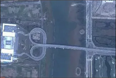 Quel est le nom de ce pont en forme de boucle qui relie la Chine &agrave; Macao qui permet par sa conception de passer d'une circulation &agrave; droite (Chine) &agrave; une circulation &agrave; gauche (Macao) et inversement ?