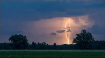 Un &eacute;clair peut &ecirc;tre plus chaud que la surface du Soleil.