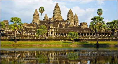 Angkor s&rsquo;&eacute;tend sur environ 400 km&sup2; et comprend de nombreux temples ainsi que d&rsquo;importantes structures hydrauliques.