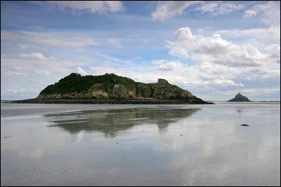 Quel nom porte ce rocher situ&eacute; &agrave; quelques kilom&egrave;tres du Mont Saint-Michel ?