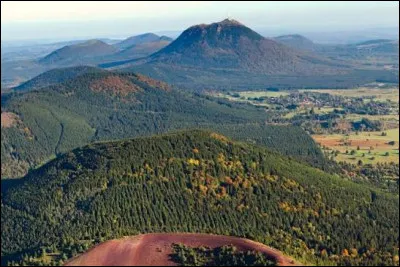 En Auvergne, combien de volcans constituent la cha&icirc;ne des Puys ?