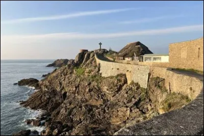 Laquelle de ces villes et une intruse sur la C&ocirc;te d'&Eacute;meraude ?