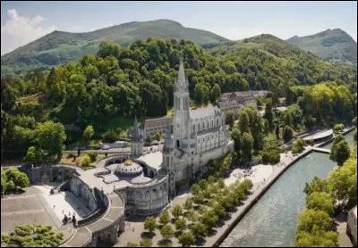 Quelle ville jouit d'une tr&egrave;s forte notori&eacute;t&eacute; religieuse gr&acirc;ce aux apparitions de la Vierge &agrave; Bernadette Soubirous ?