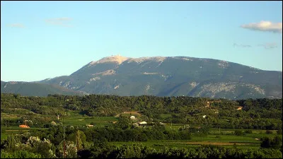 La cime de cette montagne proven&ccedil;ale culmine &agrave; 1912 m et offre un panorama grandiose.Quel est ce mont ?