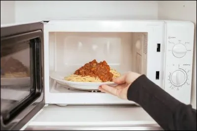 En quelle ann&eacute;e Percy Spencer d&eacute;posa-t-il la demande de brevet li&eacute;e &agrave; son proc&eacute;d&eacute; de cuisson utilisant les micro-ondes ?