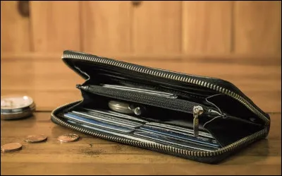 Garder l'argent d'un portefeuille trouv&eacute; par terre, dans l'espace public.