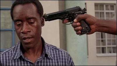 Ce film poignant retrace le courage de Paul Rusesabagina, un h&ocirc;telier qui a sauv&eacute; plus de 1000 r&eacute;fugi&eacute;s pendant le g&eacute;nocide de 1994. Quel est son nom ?
