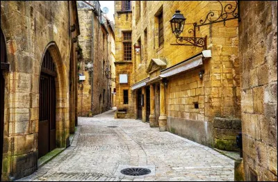 Que faut-il ajouter &agrave; "Sar" pour obtenir le nom d'une ville de Dordogne ?