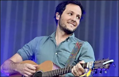 Quels sont le pr&eacute;nom et le nom de sc&egrave;ne de ce chanteur ?
