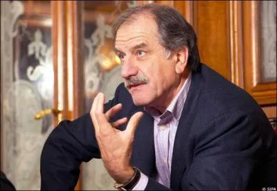 Du journaliste il est pass au vert et maire de Bgles, c'est ...