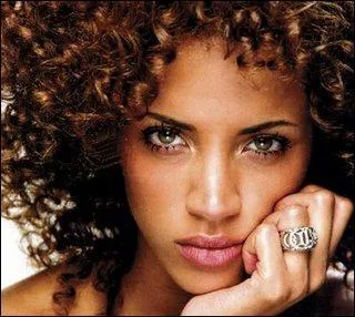 Mannequin qui fait tourner la tte d'Astrix dans 'Astrix et Cloptre', c'est ...