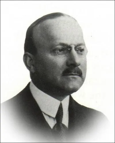 Ingnieur on lui doit une voiture qui a t construite pendant 52 ans : la Deuche c'est Andr...