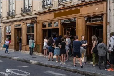 Devant quelle institution parisienne des inconditionnels font-ils la queue en qu&ecirc;te d'un cornet de glace ?