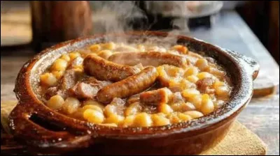 Quel plat compos&eacute; d'haricots blancs et de confits est associ&eacute; &agrave; la ville de Castelnaudary ?