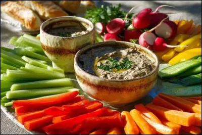 Quelle sp&eacute;cialit&eacute; culinaire se pr&eacute;pare &agrave; partir d'une pur&eacute;e d'anchois, d'ail &eacute;cras&eacute; et d'huile d'olive ?
