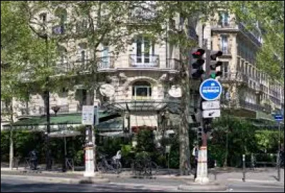 Quel restaurant de Montparnasse reste le lieu des rendez-vous des peintres, po&egrave;tes et &eacute;crivains c&eacute;l&egrave;bres ?
