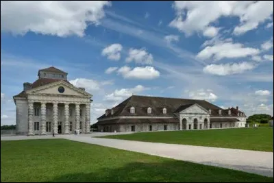 Arc-et-Senans est c&eacute;l&egrave;bre pour ses anciennes salines royales.Dans quelle r&eacute;gion est situ&eacute; cet ensemble architectural ?
