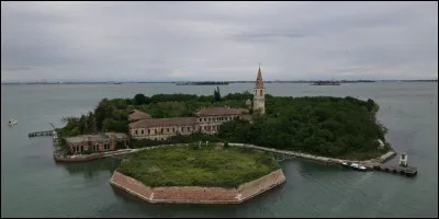 L'histoire morbide de cette &icirc;le ne s'arr&ecirc;te pas l&agrave;. Au XXe si&egrave;cle un &eacute;tablissement m&eacute;dical y est construit mais il se passe quelque chose de bizarre avec l'un des m&eacute;decins ? Qu'est-ce qui se passe ?