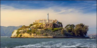 Quel &eacute;tait le surnom du p&eacute;nitencier f&eacute;d&eacute;ral d'Alcatraz ?