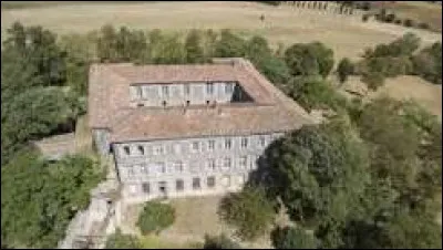 Nous d&eacute;marrons notre balade dans les airs, au-dessus du ch&acirc;teau d'Aguts. Village de l'ancienne r&eacute;gion Midi-Pyr&eacute;n&eacute;es, il se situe dans le d&eacute;partement ...