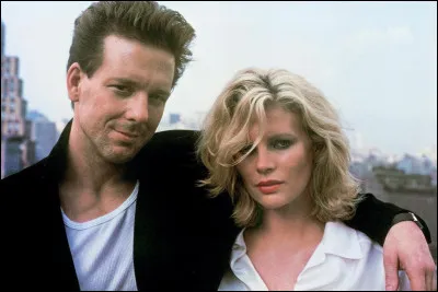 Quelle actrice accompagne Mickey Rourke dans le long-m&eacute;trage "9 semaines 1/2" ?