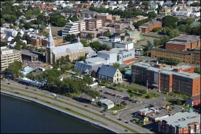 Quelle est cette ville de 48 000 habitants situ&eacute;e sur l'estuaire du Saint-Laurent, principal centre du Bas-Saint-Laurent ?