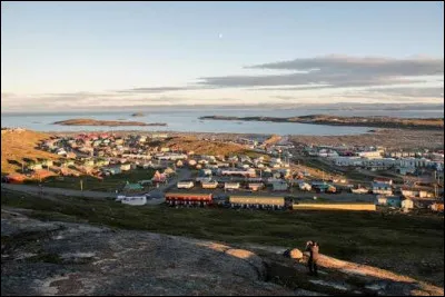 Quelle est cette ville de 7 400 habitants capitale et plus grande ville du territoire du Nunavut ?