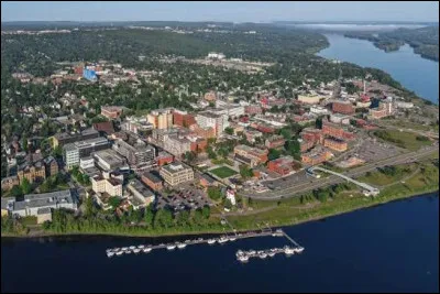 Revenons &agrave; l'est : quelle est cette ville de 60 000 habitants, capitale du Nouveau Brunswick ?