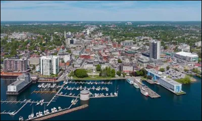 Quelle est cette ville de 150 000 habitants, bord&eacute;e par le lac Ontario, premi&egrave;re capitale canadienne en 1841 ?