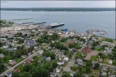 Quelle est cette ville de 30 000 habitants, deuxi&egrave;me centre de la Nouvelle Ecosse, situ&eacute;e sur la c&ocirc;te est de l'&icirc;le de Capbreton ?