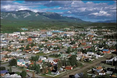 Quelle est cette ville de 30 000 habitants, capitale du territoire du Yukon ?
