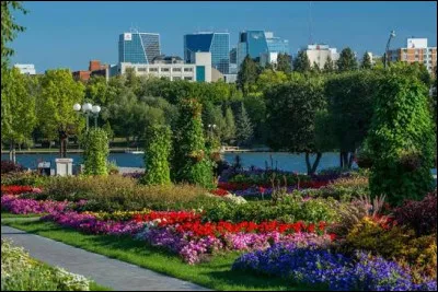 Quelle est cette ville de 220 000 habitants, capitale de la province de la Saskatchewan ?