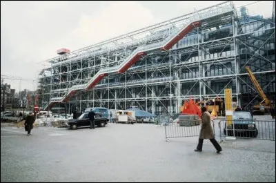 Quel b&acirc;timent fut tr&egrave;s contest&eacute; lors de sa construction &agrave; Paris, dans les ann&eacute;es 70 ?