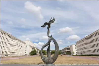 Le Ph&eacute;nix orne l'entr&eacute;e de l'Universit&eacute; de Caen ; quel architecte l'a reconstruite apr&egrave;s-guerre ?