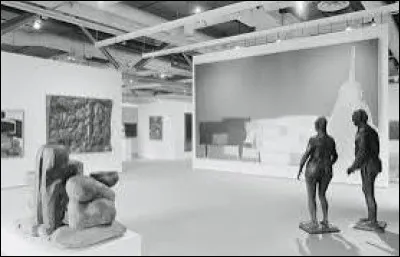 Quel mouvement artistique, n&eacute; apr&egrave;s la Premi&egrave;re Guerre mondiale, fit l'objet d'une exposition &agrave; Beaubourg au printemps 2002 ?