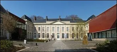 Quelle ville du nord c&eacute;l&egrave;bre pour deux trait&eacute;s sign&eacute;s en 1559, vit na&icirc;tre Henri Matisse et abrite aujourd'hui un mus&eacute;e d&eacute;di&eacute; au peintre ?