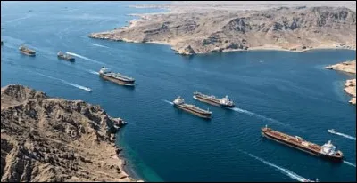 Comment se nomme le d&eacute;troit qui relie la mer Adriatique &agrave; la mer Ionienne &agrave; l'est de l'Italie ?